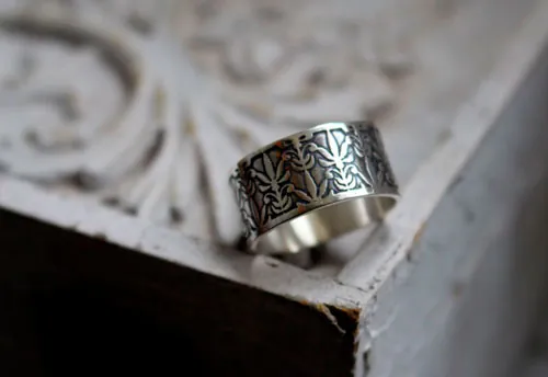 Le lys de Mucha, bague fleur de l’art nouveau en argent