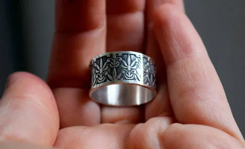 Le lys de Mucha, bague fleur de l’art nouveau en argent