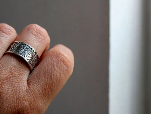 Le lys de Mucha, bague fleur de l’art nouveau en argent