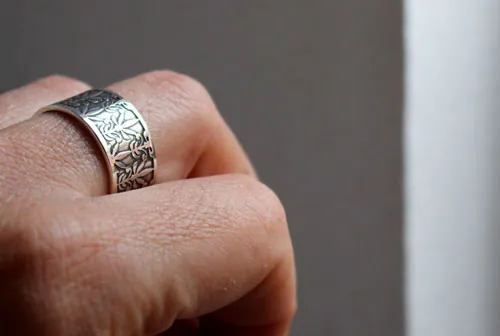 Le lys de Mucha, bague fleur de l’art nouveau en argent