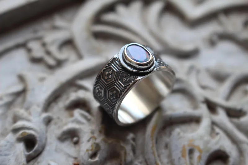 Le marais qui reflétait les étoiles, bague nature japonaise en argent et opale