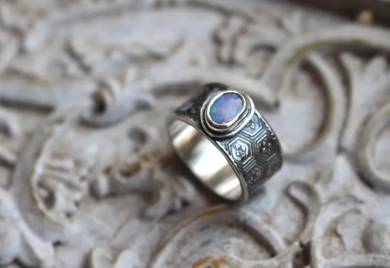 Le marais qui reflétait les étoiles, bague nature japonaise en argent et opale