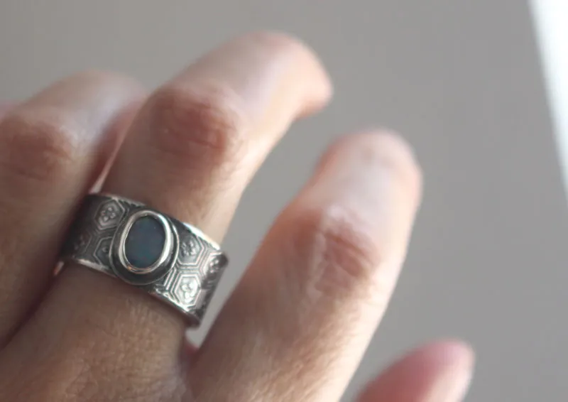 Le marais qui reflétait les étoiles, bague nature japonaise en argent et opale