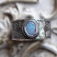 Le marais qui reflétait les étoiles, bague nature japonaise en argent et opale