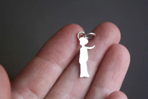 Le petit prince, pendentif silhouette du conte de Saint-Exupéry en argent