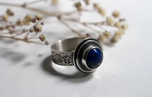 Le reflet des étoiles, bague étang nocturne en argent et lapis-lazuli