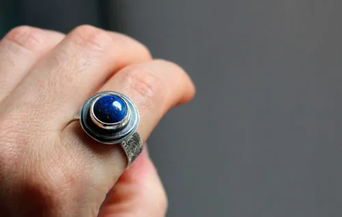 Le reflet des étoiles, bague étang nocturne en argent et lapis-lazuli