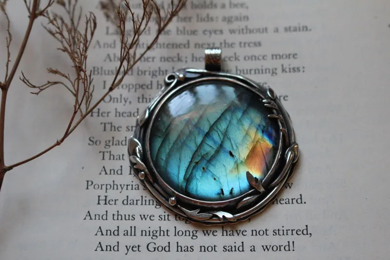 Le reflet du ciel, pendentif feuilles et branches en argent et labradorite