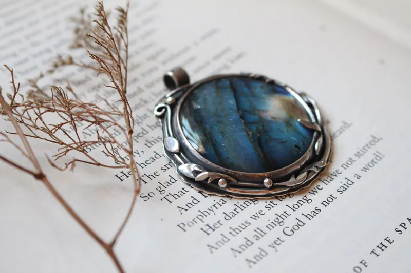 Le reflet du ciel, pendentif feuilles et branches en argent et labradorite