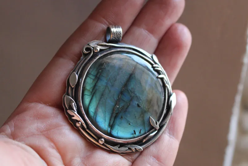 Le reflet du ciel, pendentif feuilles et branches en argent et labradorite