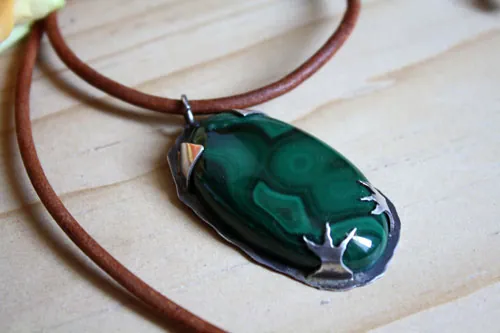 Le royaume du corbeau, collier oiseau nordique en argent et malachite