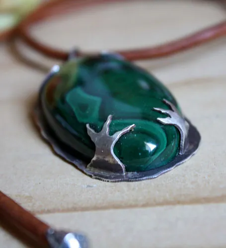 Le royaume du corbeau, collier oiseau nordique en argent et malachite
