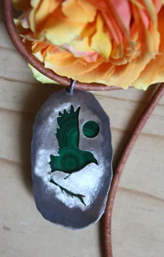 Le royaume du corbeau, collier oiseau nordique en argent et malachite