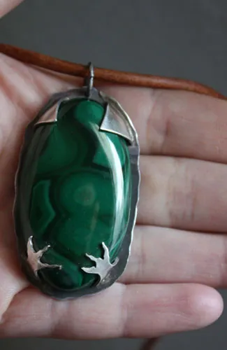Le royaume du corbeau, collier oiseau nordique en argent et malachite