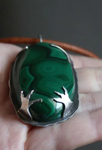 Le royaume du corbeau, collier oiseau nordique en argent et malachite