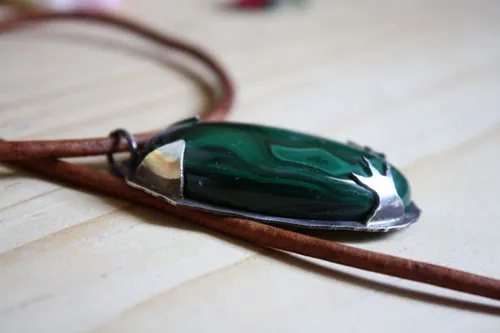 Le royaume du corbeau, collier oiseau nordique en argent et malachite