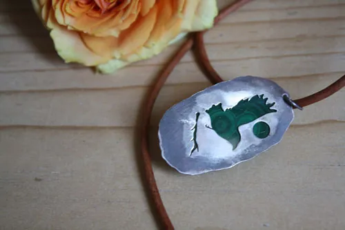 Le royaume du corbeau, collier oiseau nordique en argent et malachite