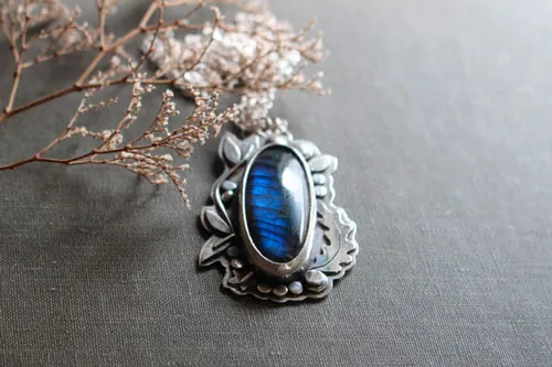 Le ruisseau de la clairière, collier organique en argent et labradorite