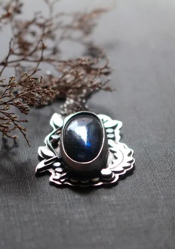 Le ruisseau de la clairière, collier organique en argent et labradorite