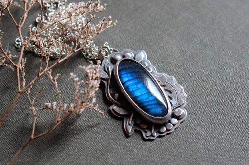 Le ruisseau de la clairière, collier organique en argent et labradorite