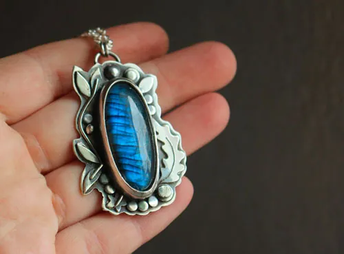 Le ruisseau de la clairière, collier organique en argent et labradorite