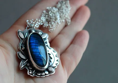 Le ruisseau de la clairière, collier organique en argent et labradorite