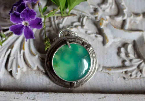 Le secret de la mare, collier légende arthurienne en argent et chrysoprase