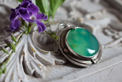 Le secret de la mare, collier légende arthurienne en argent et chrysoprase