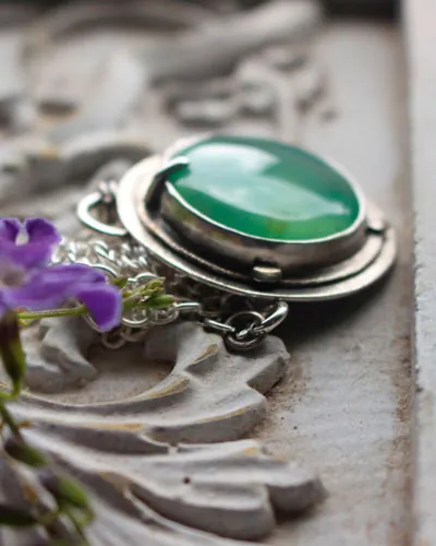 Le secret de la mare, collier légende arthurienne en argent et chrysoprase