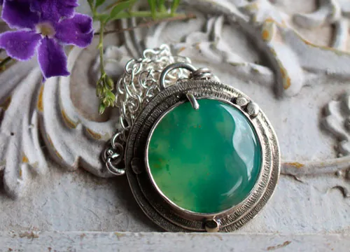 Le secret de la mare, collier légende arthurienne en argent et chrysoprase