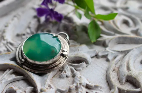 Le secret de la mare, collier légende arthurienne en argent et chrysoprase