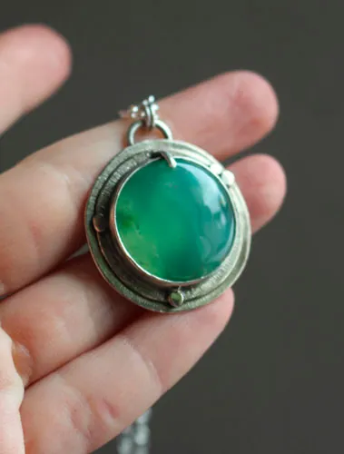 Le secret de la mare, collier légende arthurienne en argent et chrysoprase