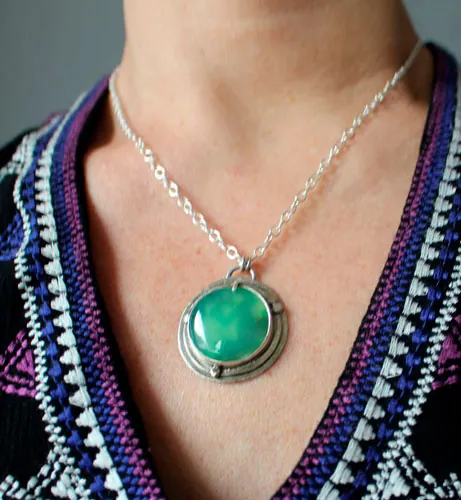 Le secret de la mare, collier légende arthurienne en argent et chrysoprase