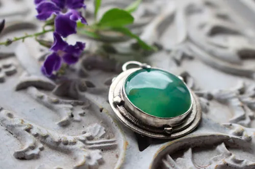 Le secret de la mare, collier légende arthurienne en argent et chrysoprase