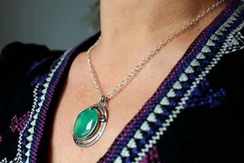 Le secret de la mare, collier légende arthurienne en argent et chrysoprase