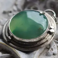 Le secret de la mare, collier légende arthurienne en argent et chrysoprase