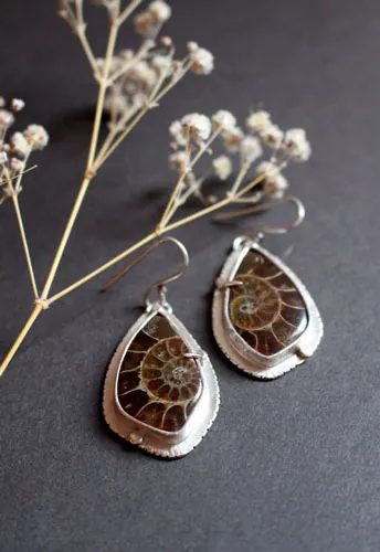 Le souffle de la mer, boucles d’oreilles infini marin en argent et ammonite