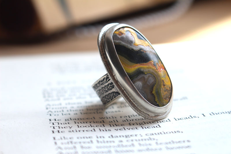 Le souffle de la terre, bague terre-mère en argent et jaspe bumblebee