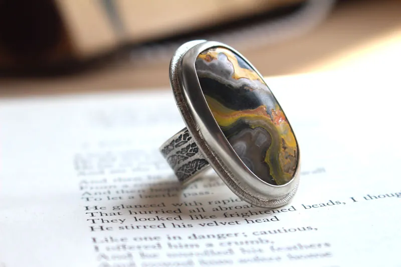 Le souffle de la terre, bague terre-mère en argent et jaspe bumblebee