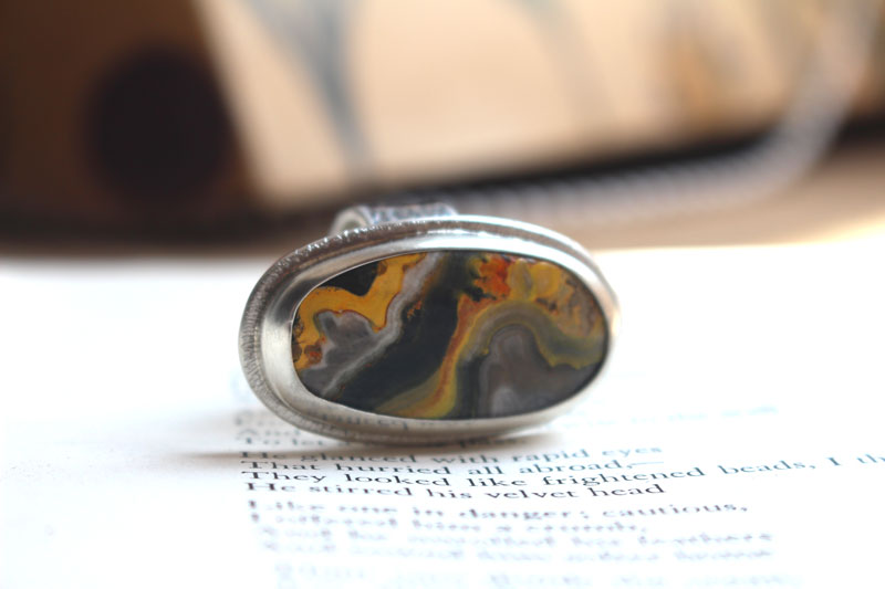 Le souffle de la terre, bague terre-mère en argent et jaspe bumblebee