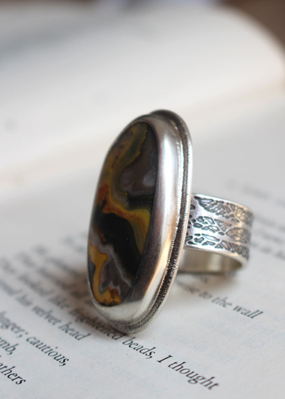 Le souffle de la terre, bague terre-mère en argent et jaspe bumblebee