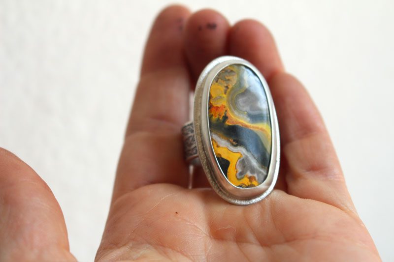 Le souffle de la terre, bague terre-mère en argent et jaspe bumblebee