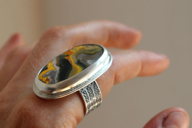 Le souffle de la terre, bague terre-mère en argent et jaspe bumblebee
