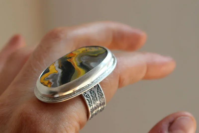 Le souffle de la terre, bague terre-mère en argent et jaspe bumblebee