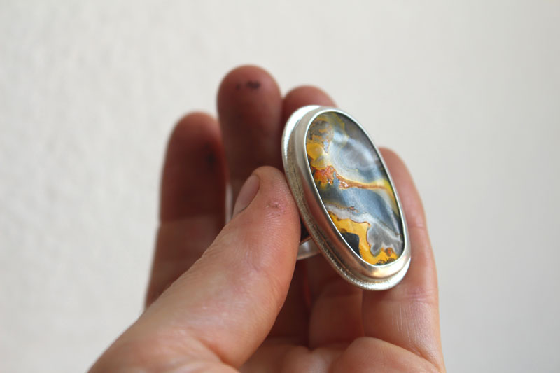 Le souffle de la terre, bague terre-mère en argent et jaspe bumblebee