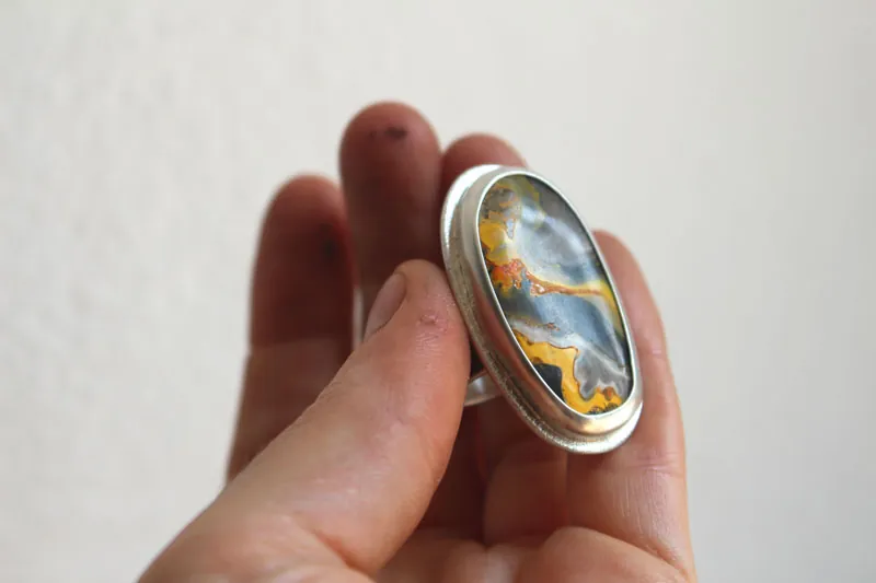 Le souffle de la terre, bague terre-mère en argent et jaspe bumblebee