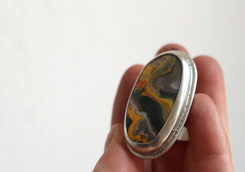 Le souffle de la terre, bague terre-mère en argent et jaspe bumblebee