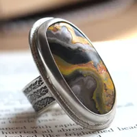 Le souffle de la terre, bague terre-mère en argent et jaspe bumblebee