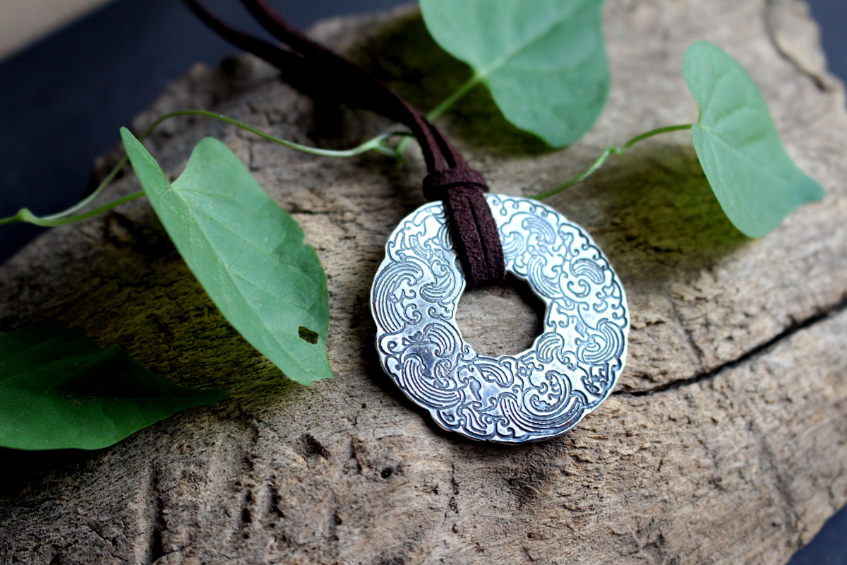 Le vent et la mer, collier cercle japonais de nuages et de vagues en argent
