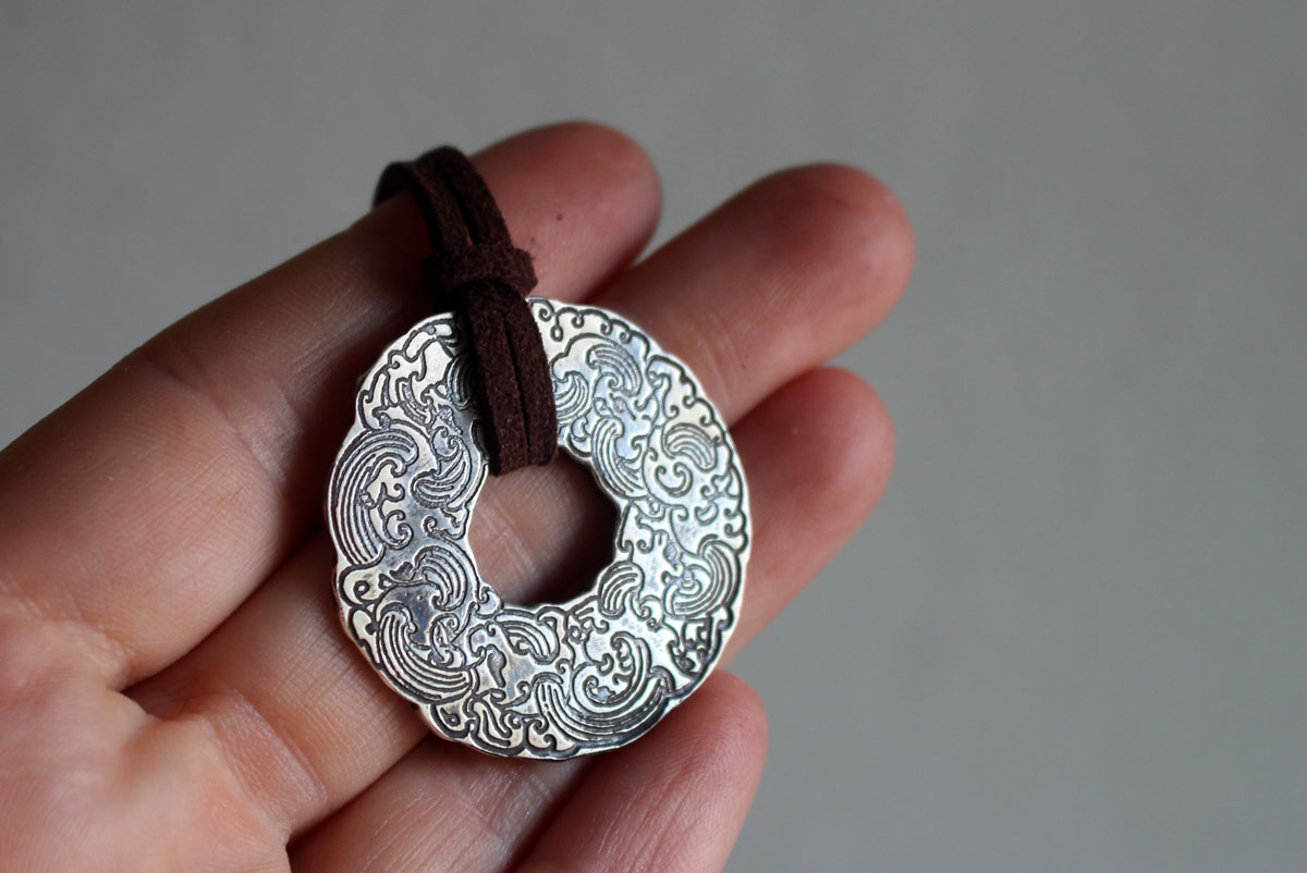 Le vent et la mer, collier cercle japonais de nuages et de vagues en argent